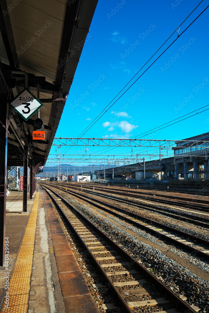 Fototapeta premium 晴れた東北線の駅