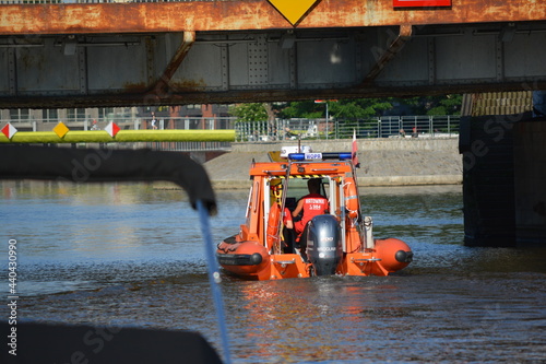 Ratownik wodny na patrolu w motorówce na rzece. 