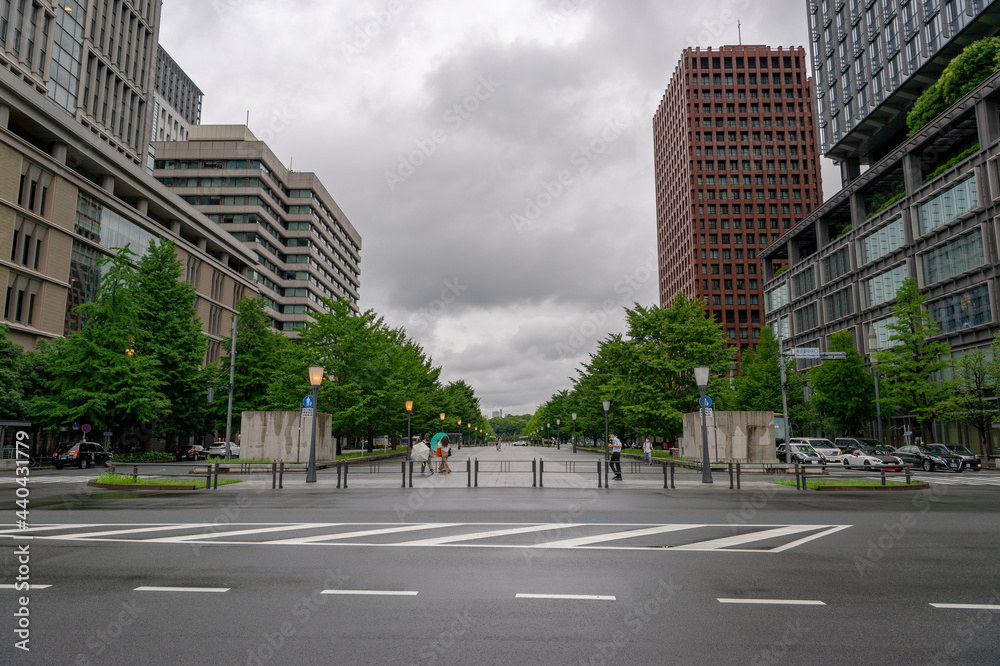 東京都千代田区丸の内の東京駅周辺の雨の日の都市景観