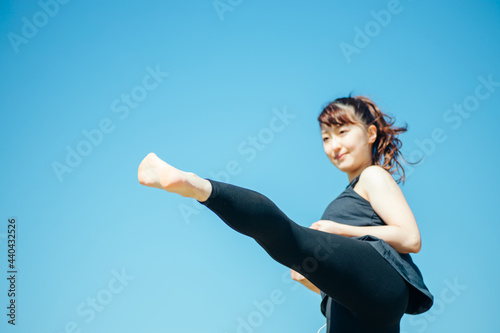 格闘技をする女性（キック・蹴る）
 photo