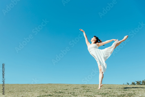 空と白いワンピースの踊る女性（アラベスク） 