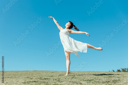 空と白いワンピースの踊る女性（アラベスク） 