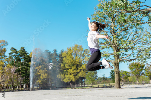 ジャンプする女性 