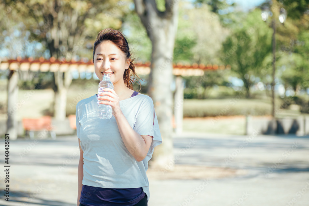 運動中に水を飲む女性
