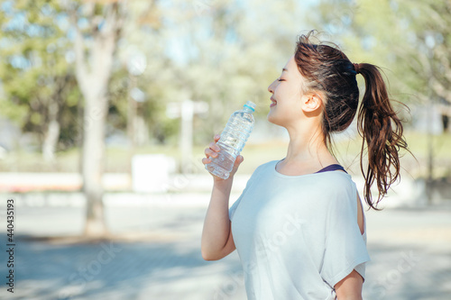 運動中に水を飲む女性
