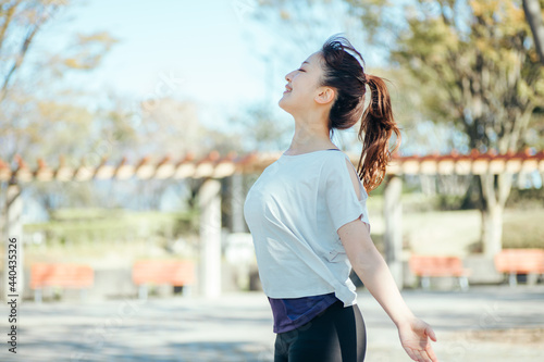 公園でスポーツしながら深呼吸する女性
 photo