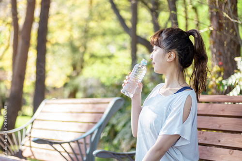 Wallpaper Mural トレーニング中に休憩する女性（水を飲む・笑顔）
 Torontodigital.ca