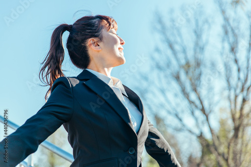 リラックスするビジネスウーマン
