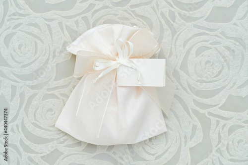 Fotografía Wedding favor with tag on beautiful pattern background mockup