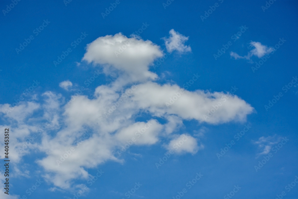 Fototapeta premium Beautiful cumulus clouds against the blue daytime sky.