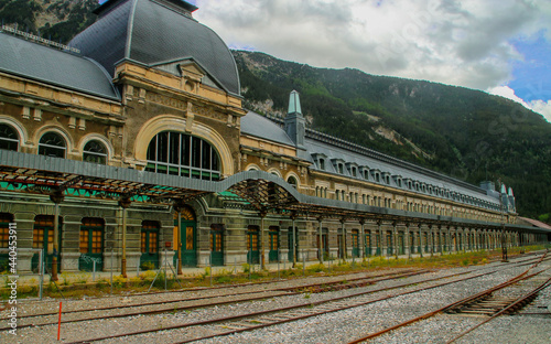 La estación internacional de Canfranc. Es una estación de ferrocarril ubicada en el municipio español de Canfranc (Huesca), próxima a la frontera con Francia.