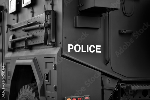 Quadro em tela wheeled armored personnel carrier of special team police