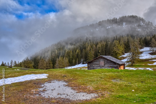 Hütte, Stadel, Holzhütte, Ferienhütte, Scheune, Heu, Holz, Haus,  Feuchtwiese, Lienzer Dolomiten, Osttirol, Rauchkofel, Tristach, Lienz, Frühjahr, Frühling, Winter, Schneeschmelze, Wetter, Sturm, Nebe photo