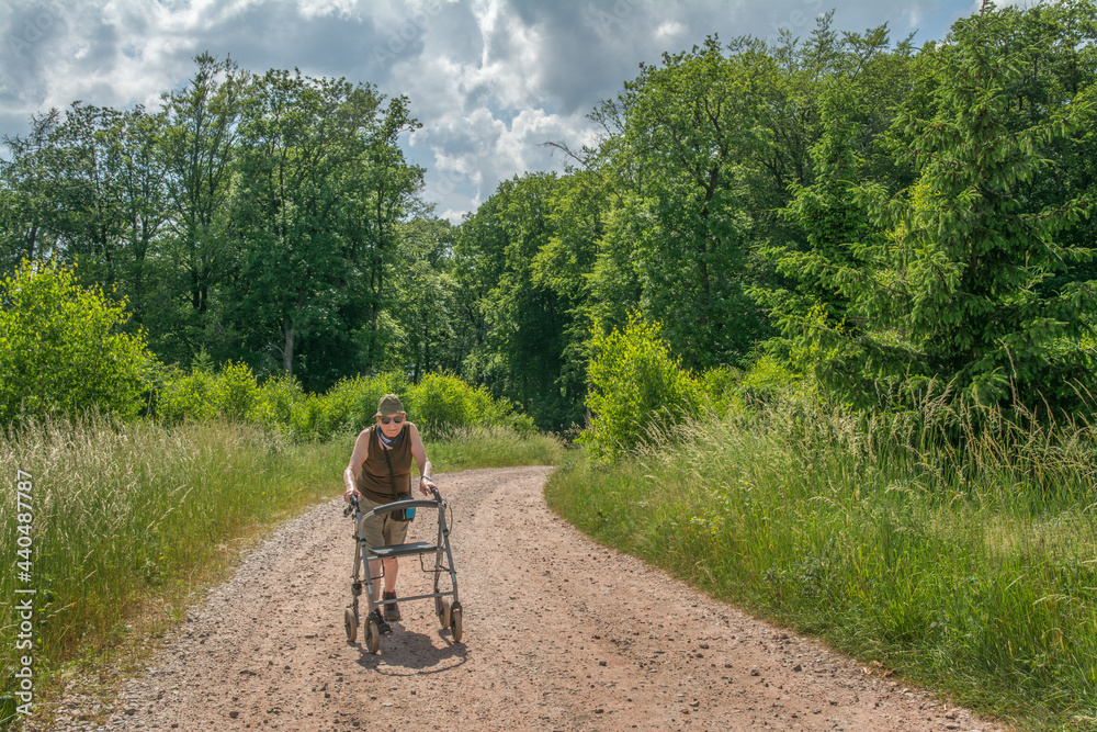 frau mit rollator unterwegs