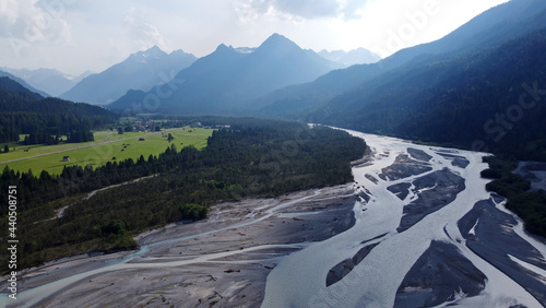 Das Lechtal bei Weißenbach in Österreich. Der Lech fließt im Tirol durch die Berglandschaft photo