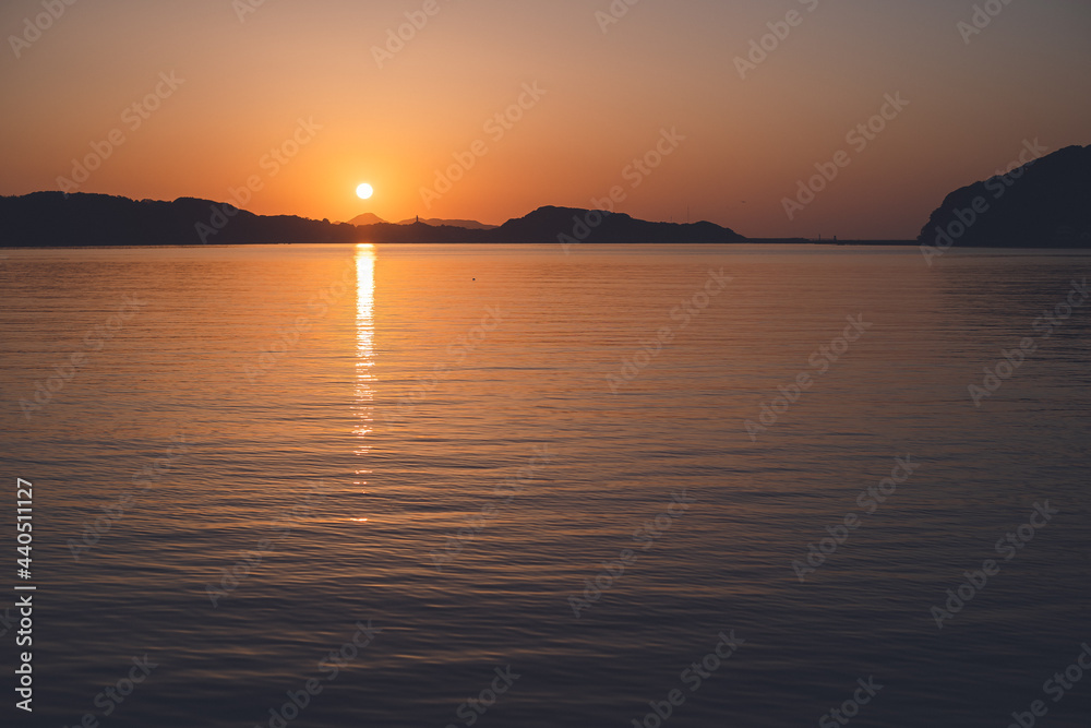 Obraz premium 佐賀県唐津市呼子の海に沈む夕日と夕焼け