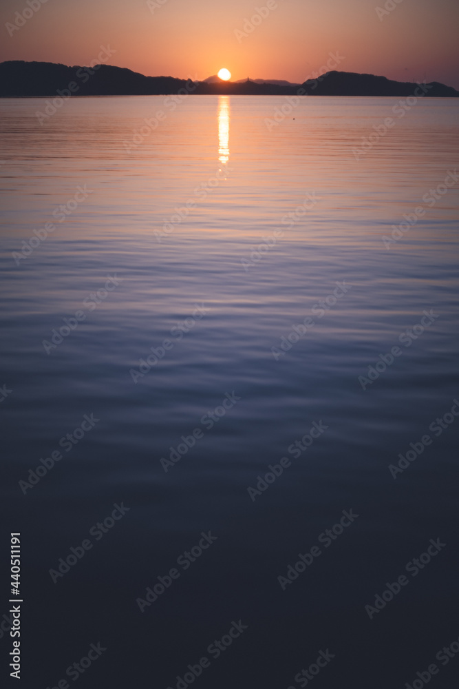 Fototapeta premium 佐賀県唐津市呼子の海に沈む夕日と夕焼け