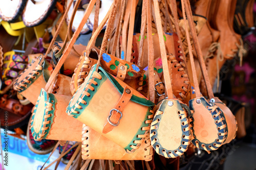 Mexican artisan articles made with leather. Handmade leather bags.