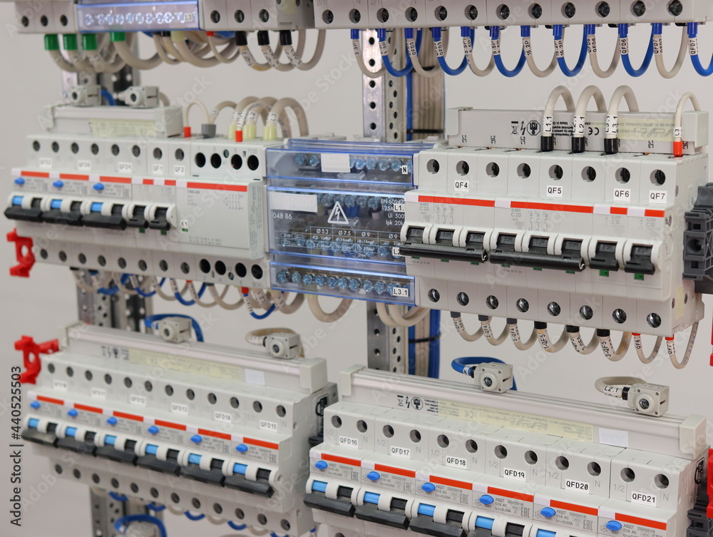 Installation of an electrical panel with difautomatics and automatic protection devices on a metal frame with flexible wires.