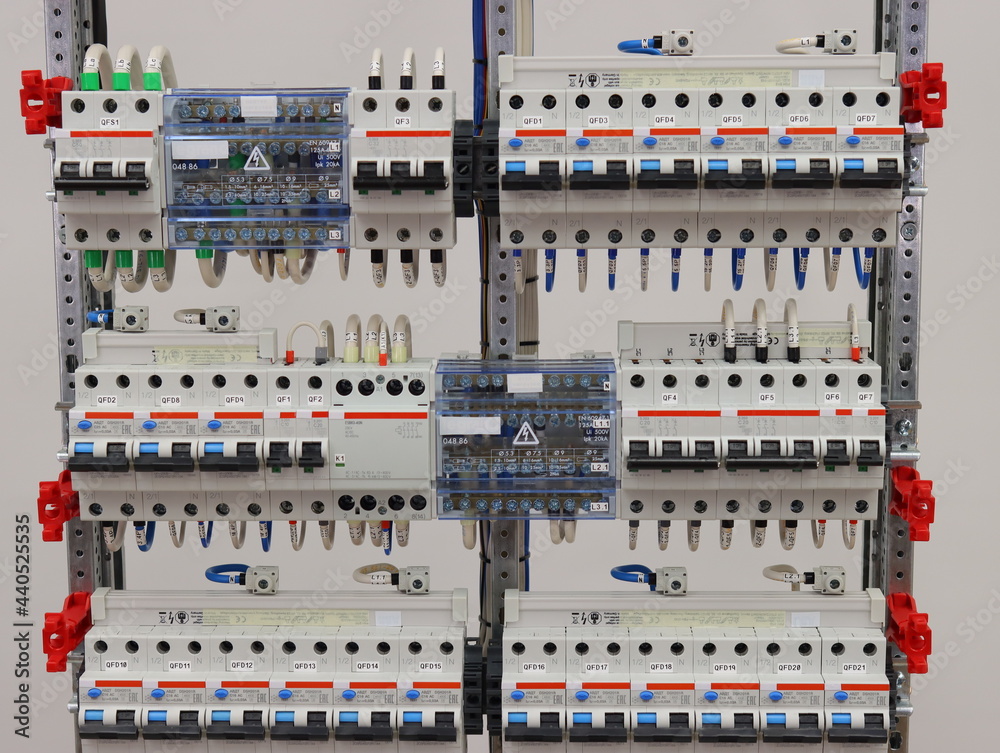 Installation of an electrical panel with difautomatics and automatic protection devices on a metal frame with flexible wires.