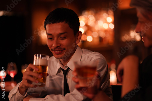 バーでお酒を飲む男性