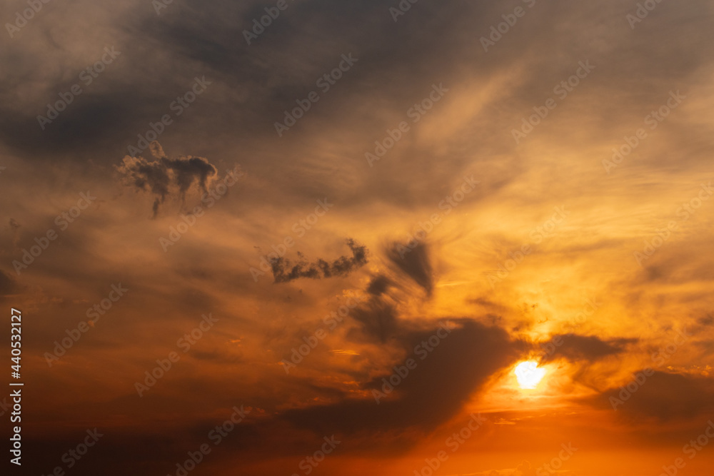 Obraz premium Beautiful sunset behind the clouds