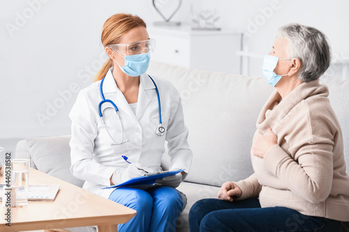 Doctor visiting senior woma...