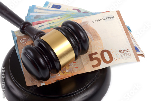 Tablou pe pânză Marteau de juge posé sur son socle avec une liasse de billets de banque en euro