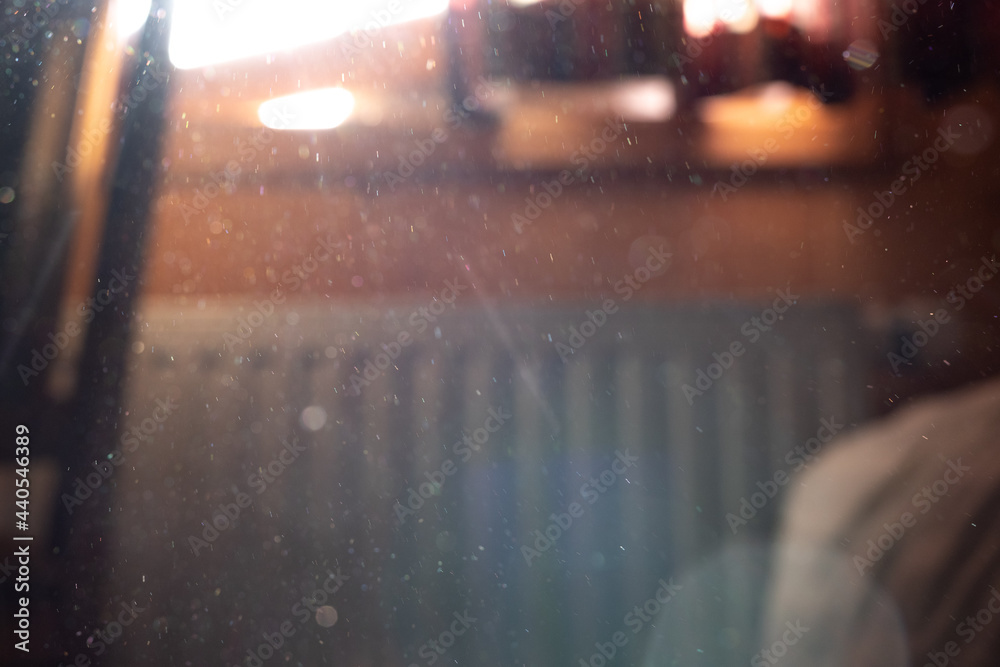 Foto de Dust particles in an old vintage wooden room. Visible particles