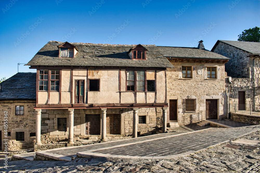 Arquitectura tradicional y antigua en el barrio antiguo de la villa Puebla de Sanabria, provincia de Zamora, España