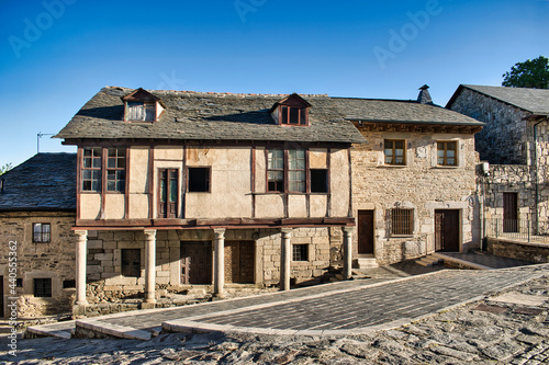 Arquitectura tradicional y antigua en el barrio antiguo de la villa Puebla de Sanabria, provincia de Zamora, España
