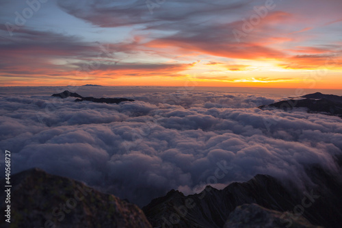槍ヶ岳から見る夕日と雲海