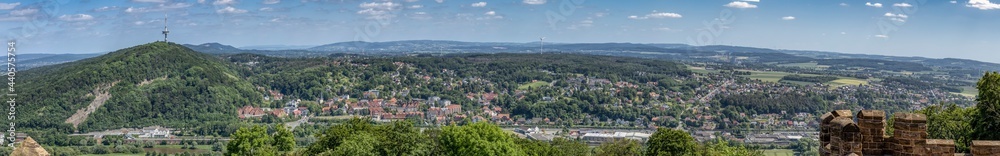 Panorama Blick vom Kaiser-Wilhelm-Denkmal Richtung Porta-Kanzel / Hausberge / Porta Westfalica im Sommer 2021