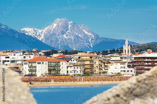 Tableau sur toile View of the Pescara seafront, with the bell tower of the Divino Amore church and