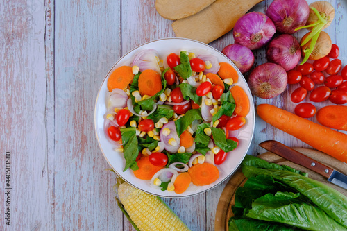 Vegetable salad is beneficial to the body and popular to eat.