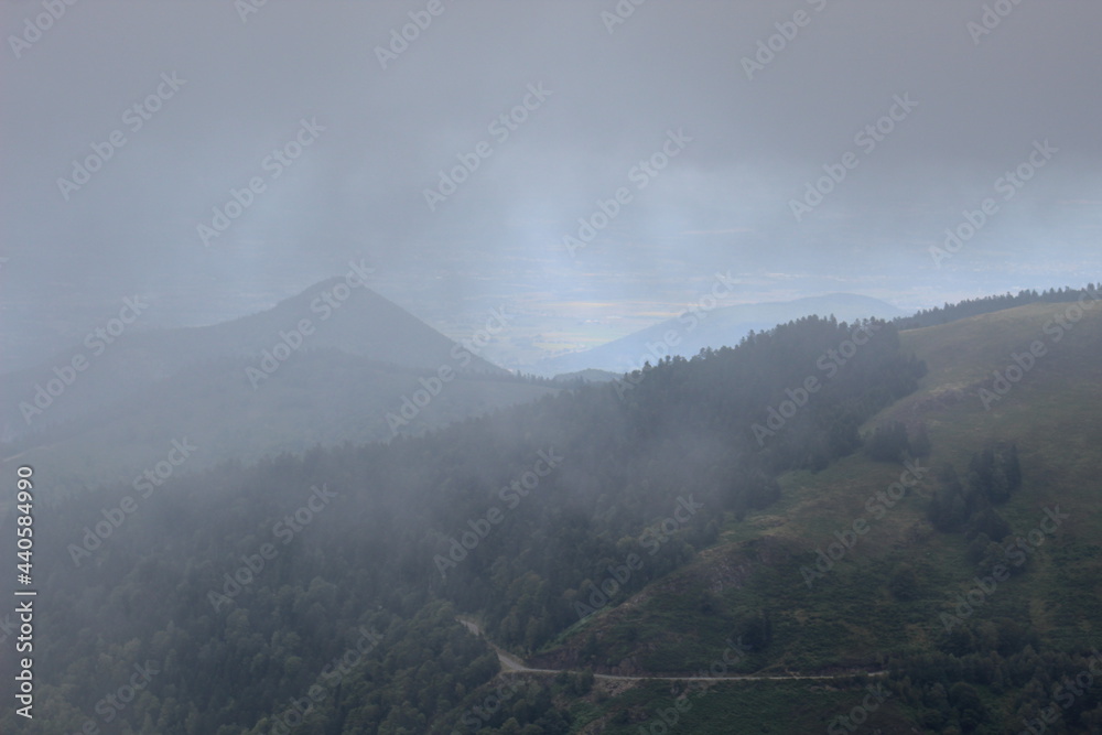 Brouillard au-dessus des montagnes dans la forêt de Sarrancolin dans les Pyrénées en France