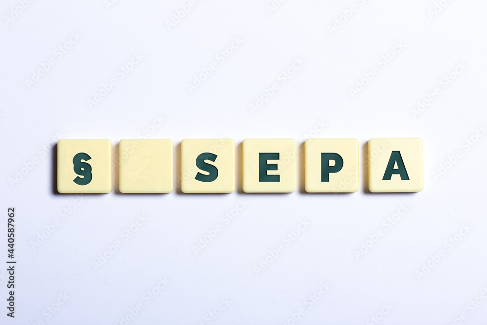 Das Wort SEPA auf weißem Hintergrund mit Paragraph Zeichen Das Wort SEPA auf weißem Hintergrund mit Paragraph Zeichen
