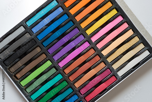 Tableau sur toile palette of soft pastels in a black plastic tray - photographed from above under