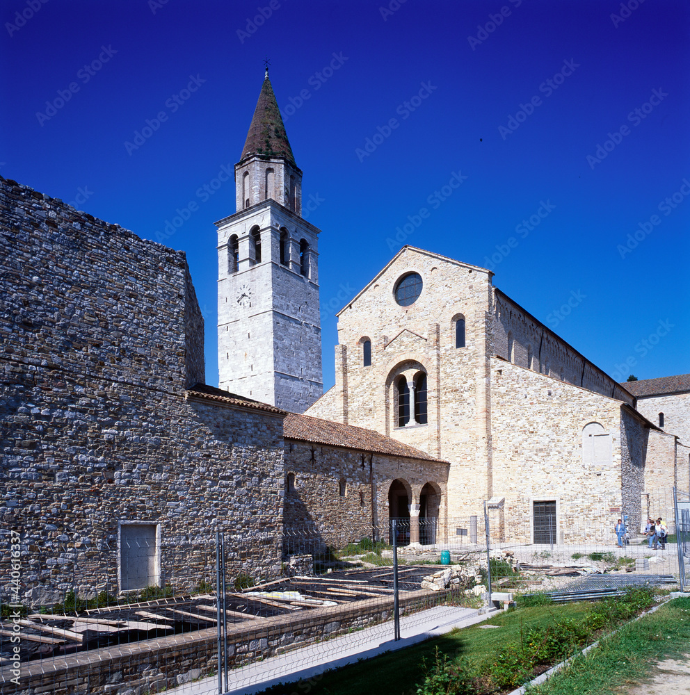 Fototapeta premium Aquileia, Udine. Basilica e campanile con scavo archeologico.