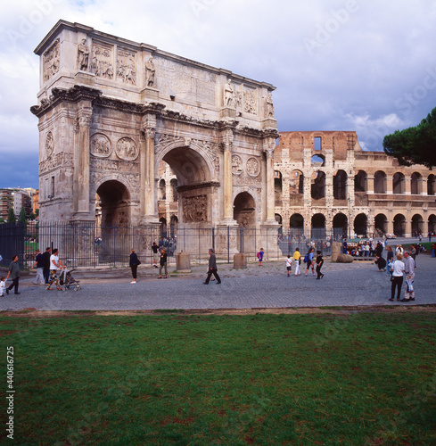 Roma. Arco di Costantino verso il Colosseo. photo