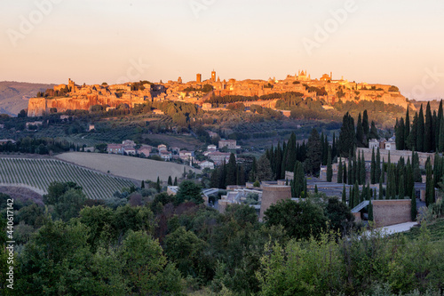 Photos Orvieto, Latina. La rupe su cui sorge la città, al tramonto