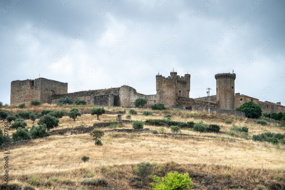 Vistas del pueblo de Oropesa en la provincia de Toledo en España, durante un día nublado y con el campo húmedo y marrón.