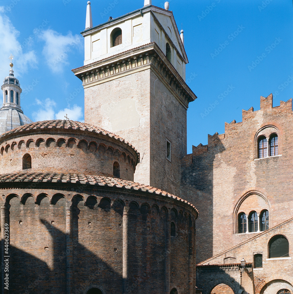 Manntova. Lombardia. Dettaglio della Rotonda di San Lorenzo verso la Basilica di Sant'Andrea con campanile.