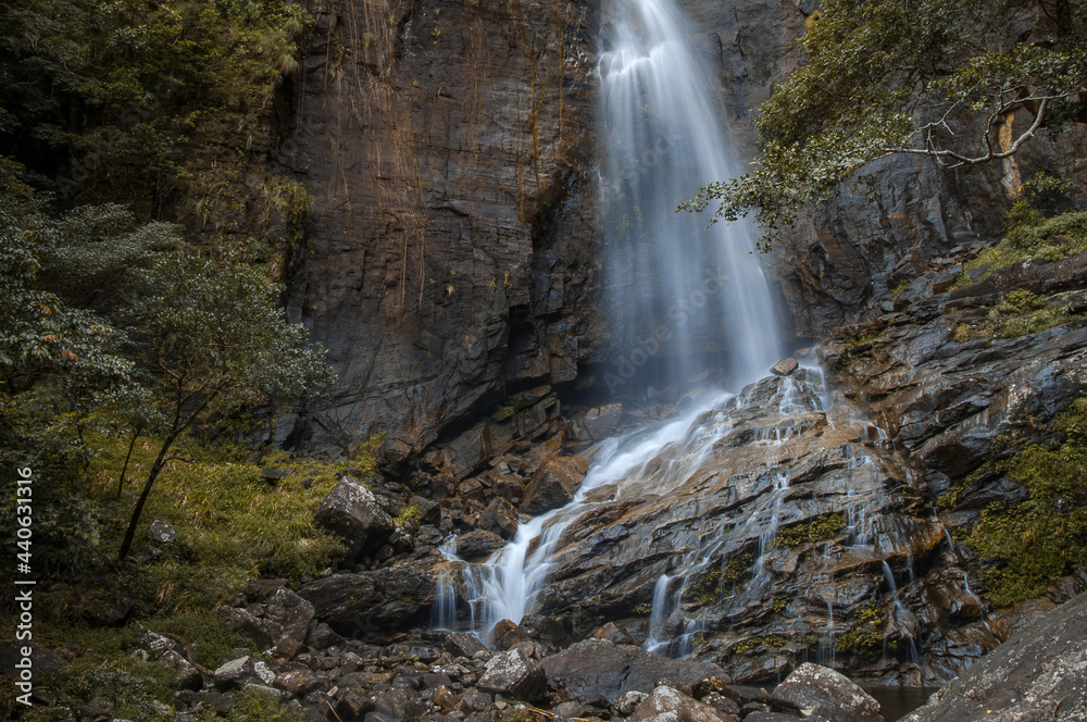 Obraz premium A waterfall in Sri Lanka taken through slow shutter speed.