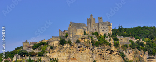 Panoramique gros plan sur Beynac-et-Cazenac  24220  avec son ch  teau  d  partement de la Dordogne en r  gion Nouvelle-Aquitaine  France