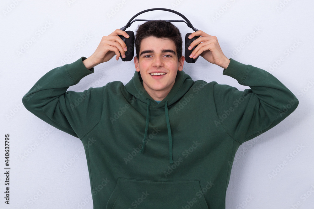 Naklejka premium teenager with headphones isolated on white background