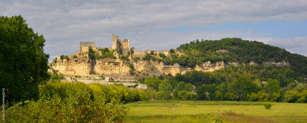 Panoramique panorama sur le village de Beynac-et-Cazenac (24220) sur son rocher, département de la Dordogne en région Nouvelle-Aquitaine, France