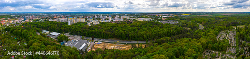 Panoramiczny widok z lotu ptaka na ulicę Słowiańską, Gorzów Wielkopolski. W tle osiedle Staszica, park słowiański i cmentarz komunalny.