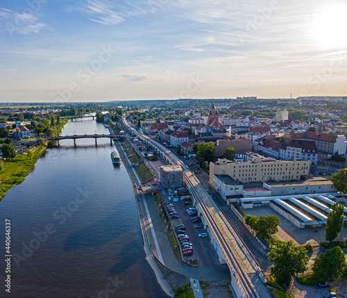 Widok z lotu ptaka na Bulwar Wschodni w centrum miasta Gorzów Wielkopolski. W tle Most Staromiejski nad rzeką Warta i wieża widokowa Dominanta.