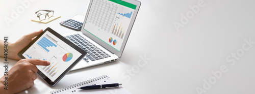 Obraz w ramie Analyst works with the data